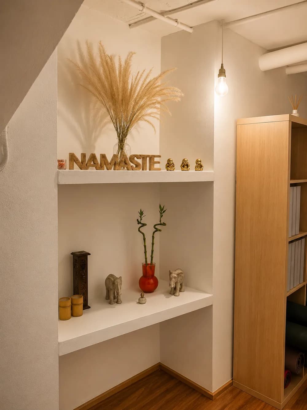 Hornacina con las letras de madera NAMASTE y figuras de Buda