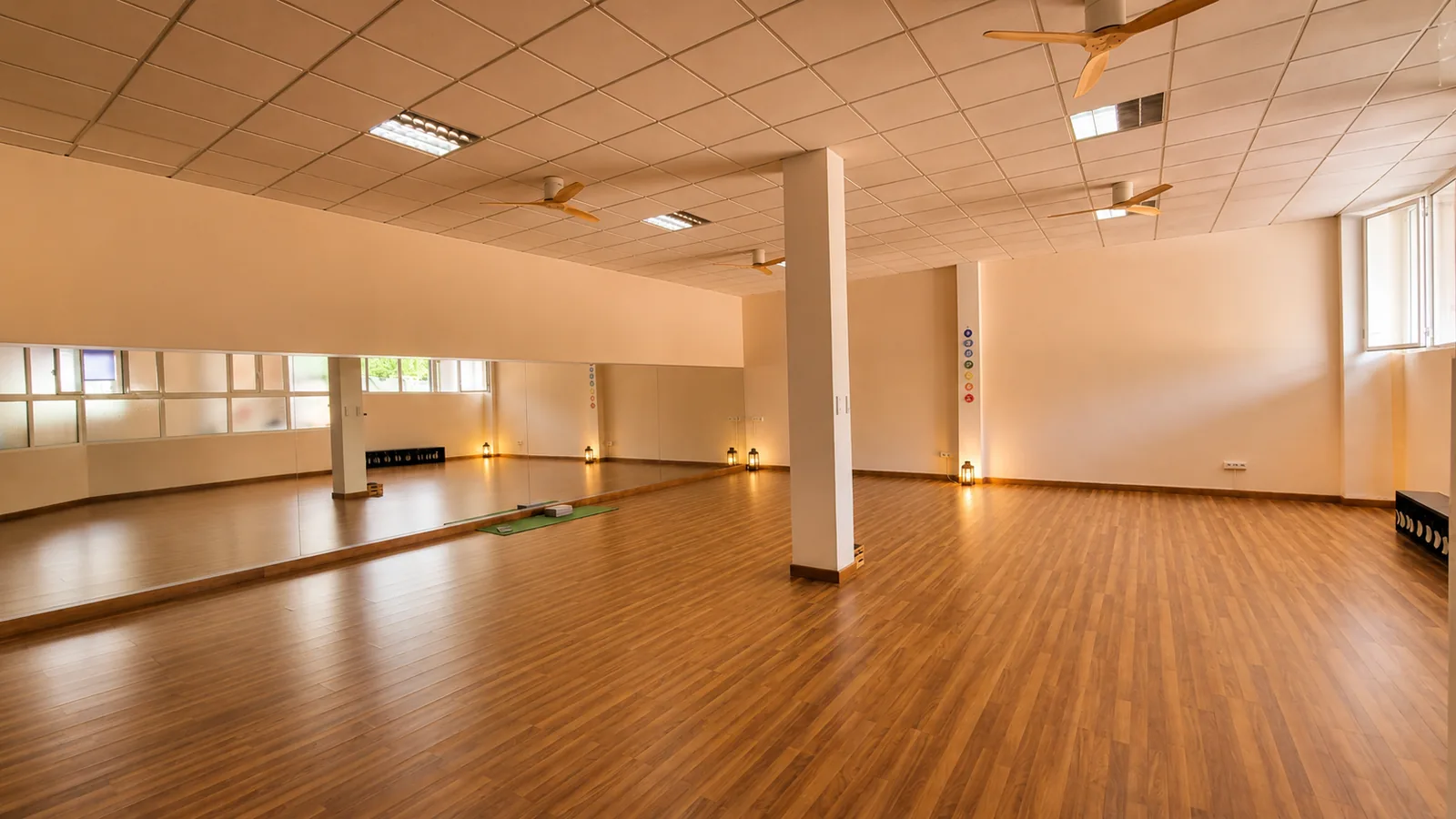 Sala diáfana con los espejos y la columna de los chakras