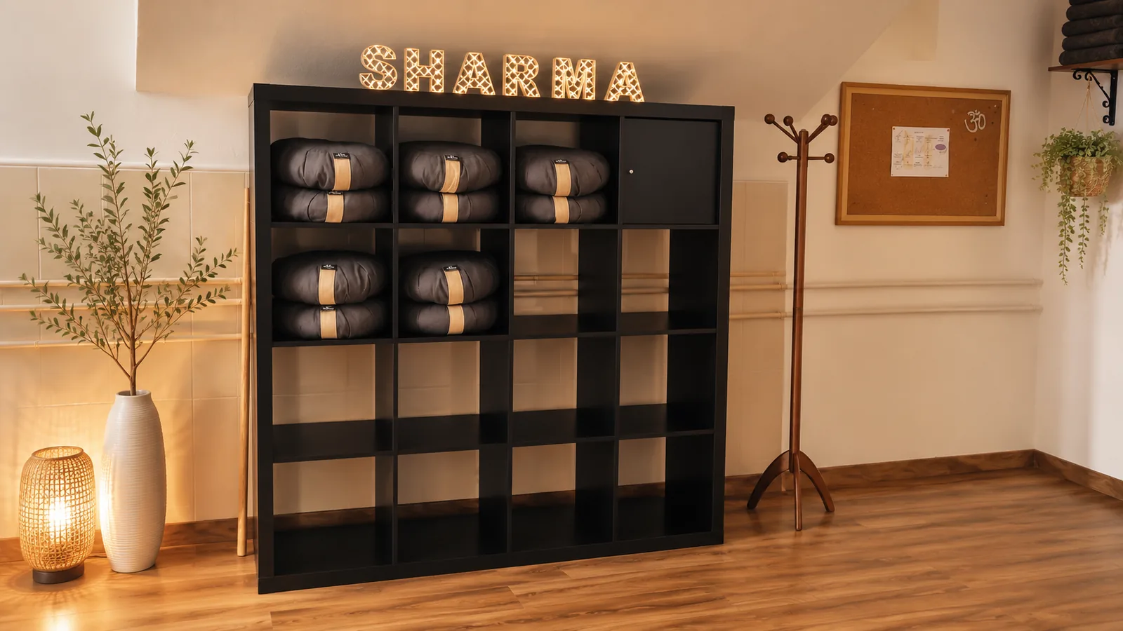 Estantería con bolsters y las letras luminosas de SHARMA